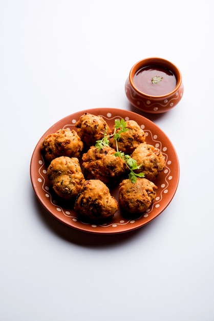 Rava Bhajj of bhajiya ook bekend als suji Pakoda of griesmeel Pakora, geserveerd met tomatenketchup. selectieve focus