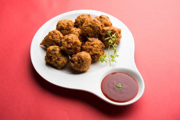 Rava Bhajj of bhajiya ook bekend als suji Pakoda of griesmeel Pakora, geserveerd met tomatenketchup. selectieve focus