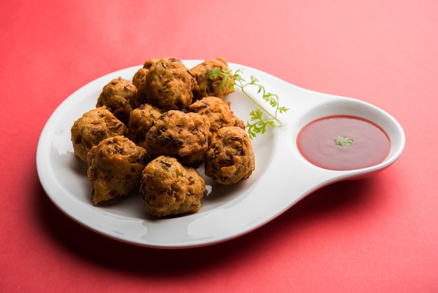 Rava Bhajj of bhajiya ook bekend als suji Pakoda of griesmeel Pakora, geserveerd met tomatenketchup. selectieve focus