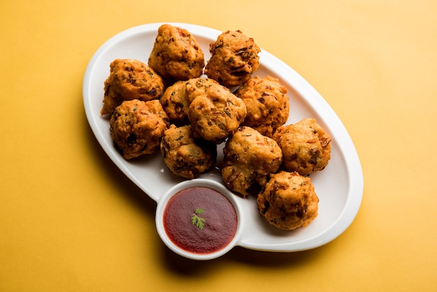 Rava Bhajj of bhajiya ook bekend als suji Pakoda of griesmeel Pakora, geserveerd met tomatenketchup. selectieve focus