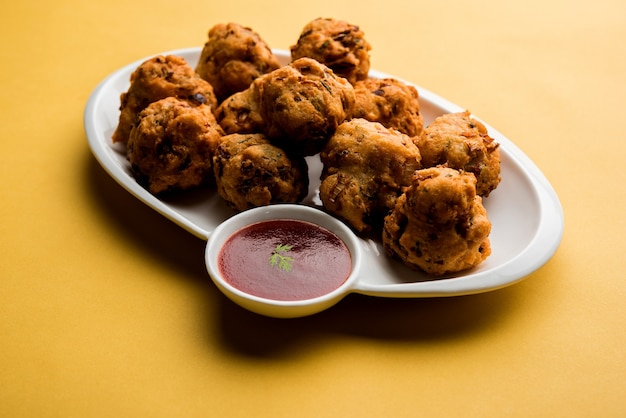 Rava Bhajj of bhajiya ook bekend als suji Pakoda of griesmeel Pakora, geserveerd met tomatenketchup. selectieve focus