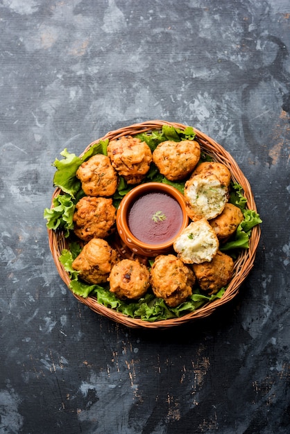 Rava Bhajj of bhajiya ook bekend als suji Pakoda of griesmeel Pakora, geserveerd met tomatenketchup. selectieve focus