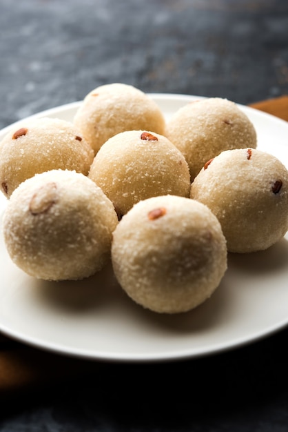 Rava Laddu of Griesmeel Laddoo of Rawa Ladu, een populair zoet gerecht uit Maharashtra, India