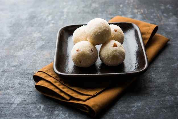 Rava Laddu of Griesmeel Laddoo of Rawa Ladu, een populair zoet gerecht uit Maharashtra, India