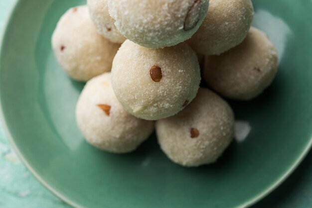 Rava Laddu of Griesmeel Laddoo of Rawa Ladu, een populair zoet gerecht uit Maharashtra, India