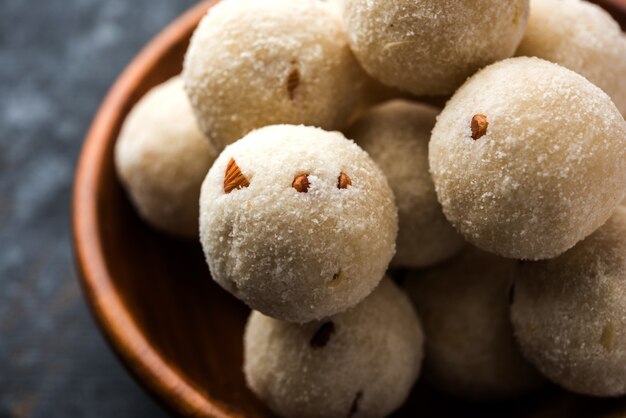 Rava Laddu of Griesmeel Laddoo of Rawa Ladu, een populair zoet gerecht uit Maharashtra, India