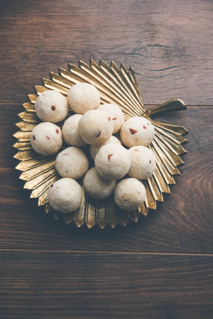 Rava Laddu of Griesmeel Laddoo of Rawa Ladu, een populair zoet gerecht uit Maharashtra, India