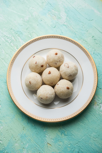 Foto rava laddu o semolina laddoo o rawa ladu, un popolare piatto dolce del maharashtra, india