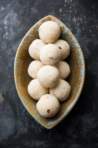 Foto rava laddu o semolina laddoo o rawa ladu, un popolare piatto dolce del maharashtra, india