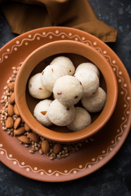 Foto rava laddu o semolina laddoo o rawa ladu, un popolare piatto dolce del maharashtra, india