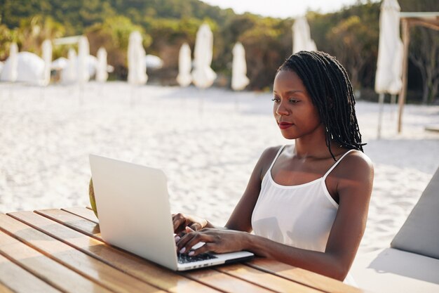 Ravel blogger die op laptop werkt