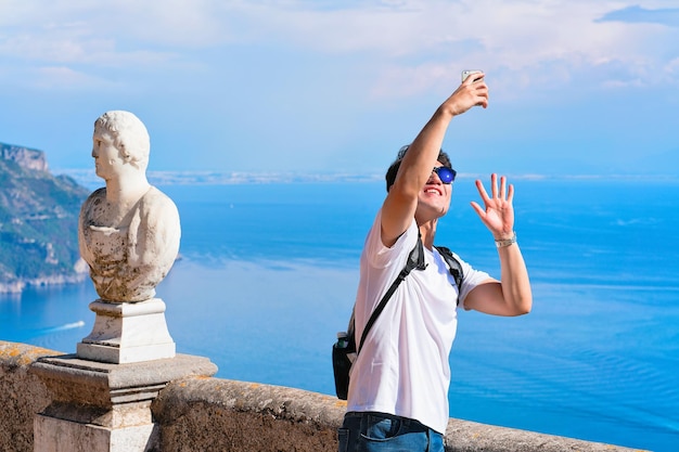 Ravello, Italië - 2 oktober 2017: Man die selfie maakt op het terras in het dorp Ravello, Tyrreense Zee, Amalfikust, Italië