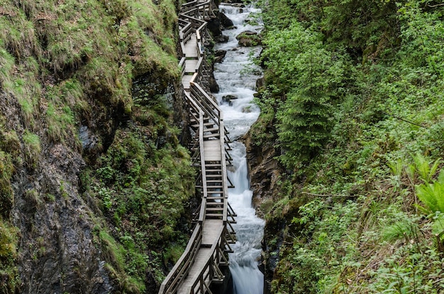 水と階段のある峡谷