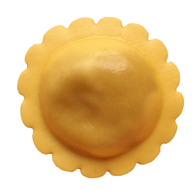 Ravioli agnolotti cibo pasta isolato su bianco