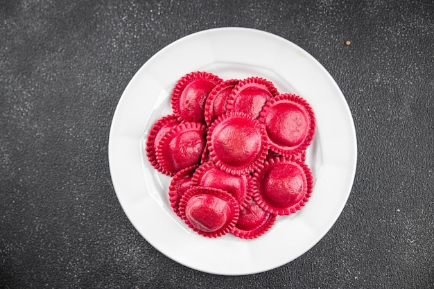 Photo ravioli beet dye pasta red color cooking appetizer meal food snack on the table copy space food