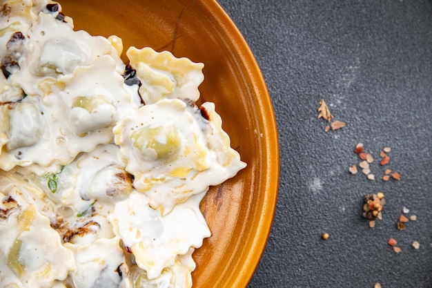 Foto ravioli formaggio carne panna salsa pasta pasto spuntino sul tavolo copia spazio cibo sfondo