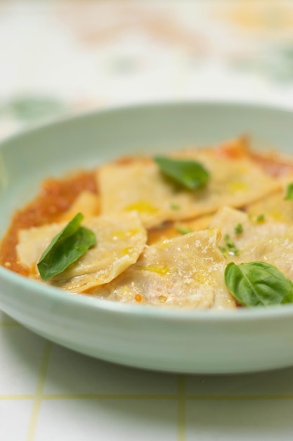 Foto ravioli en salsa pomodoro.