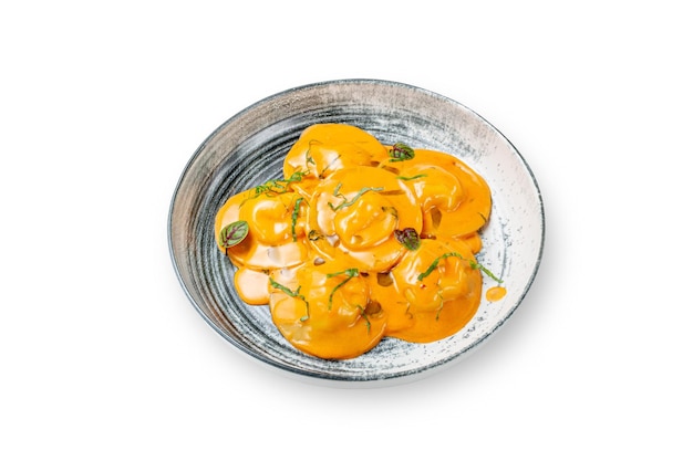 Ravioli en saus. Pompoen of butternut squash tortellini in een bord op een witte geïsoleerde achtergrond