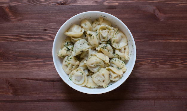 Foto ravioli in een bord op een houten ondergrond