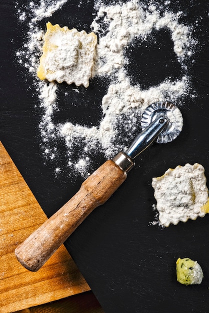 Ravioli maken door het deeg te snijden en de Italiaanse pasta te vullen