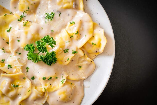 Ravioli met champignonroomsaus en kaas