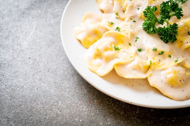 ravioli met champignonroomsaus en kaas