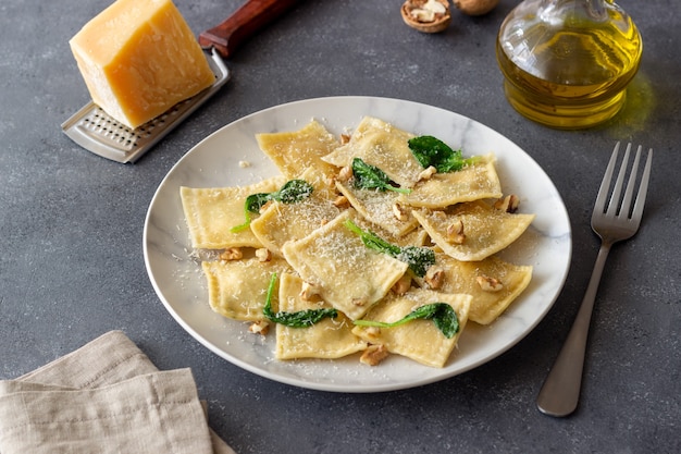 Ravioli met ricotta, spinazie en noten