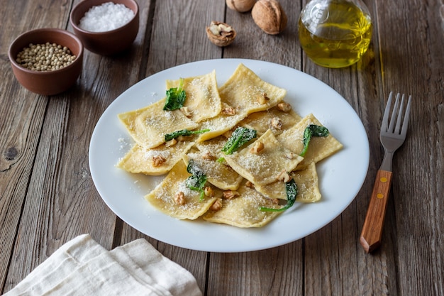 Foto ravioli met ricotta, spinazie en noten