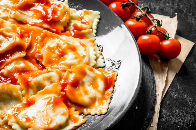 Ravioli met tomaten en saus