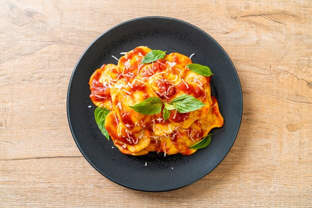 Ravioli met tomatensaus en basilicum - Italiaanse eetstijl