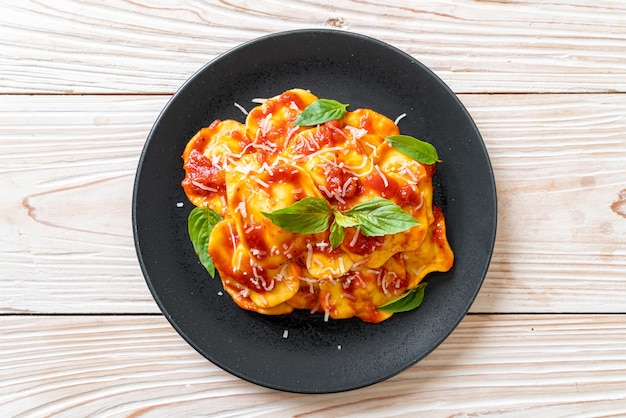 Ravioli met tomatensaus en basilicum - Italiaanse eetstijl