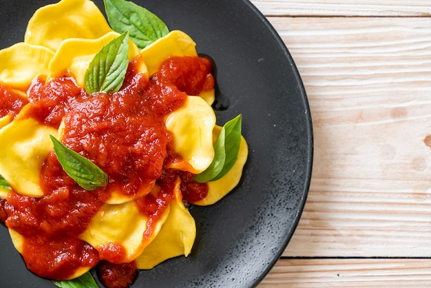Ravioli met tomatensaus en basilicum - Italiaanse eetstijl