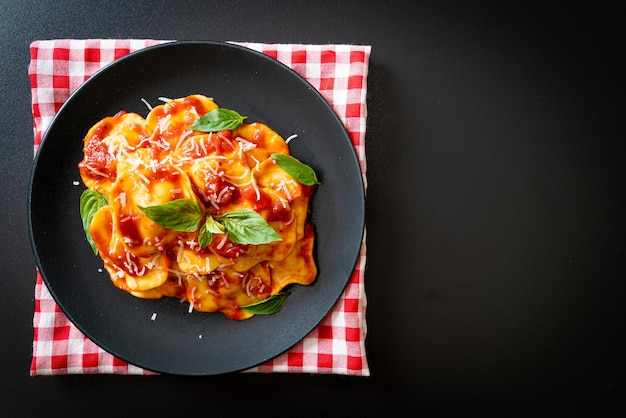 Ravioli met tomatensaus en basilicum - Italian food style