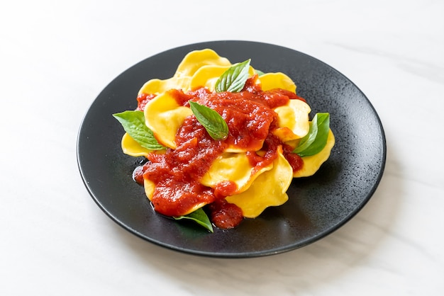 Ravioli met tomatensaus en basilicum