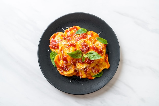 Ravioli met tomatensaus en basilicum