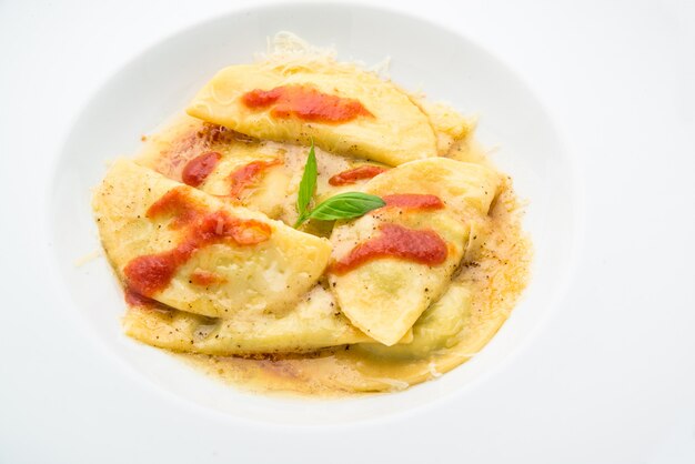 Ravioli met tomatensaus en basilicum