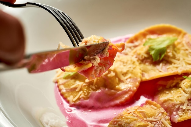 Ravioli met vulling in roze saus Close-up Selectieve focus Ruis in postproductie