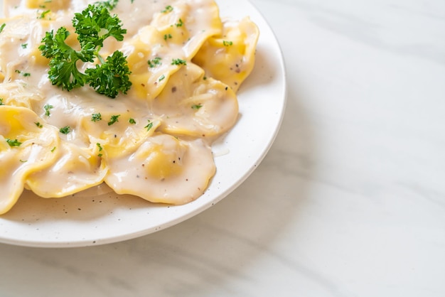 ravioli pasta met champignonroomsaus en kaas - Italiaanse keukenstijl