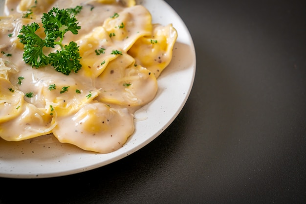 ravioli pasta met champignonroomsaus en kaas - Italian food style