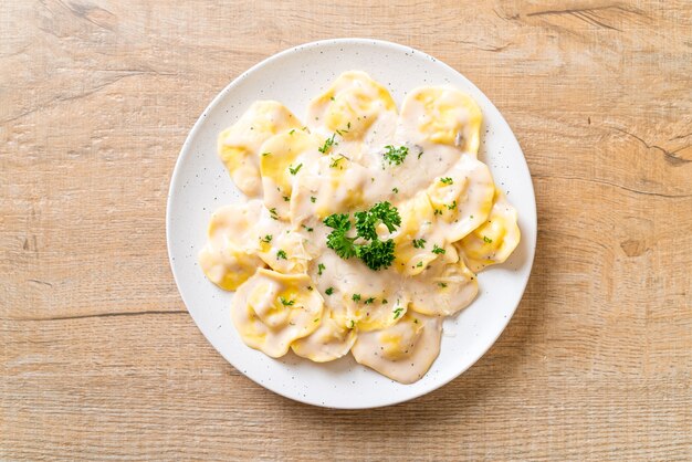 ravioli pasta met champignonroomsaus en kaas