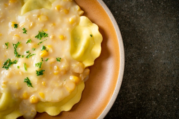 ravioli pasta met maïs kaas saus