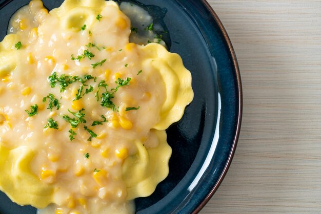 ravioli pasta met maïs kaas saus