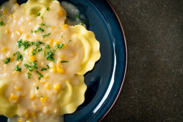 Ravioli pasta met mais kaassaus