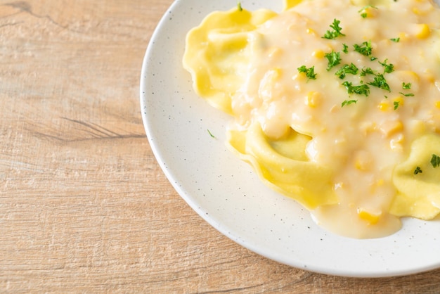 Ravioli pasta met mais kaassaus