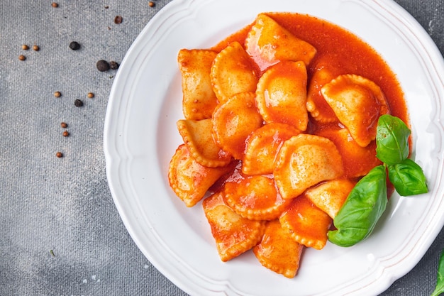 ravioli pasta vis gevulde tomatensaus vers gerecht maaltijd eten snack op tafel kopieer ruimte eten