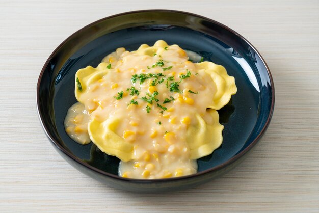 Photo ravioli pasta with corn cheese sauce