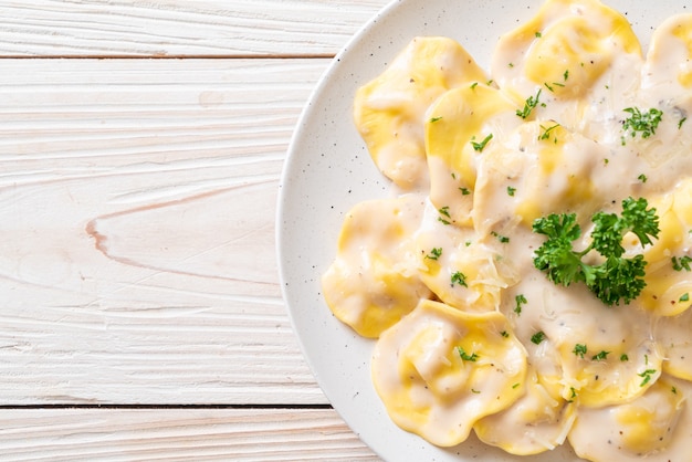 Photo ravioli pasta with mushroom cream sauce and cheese, italian food style