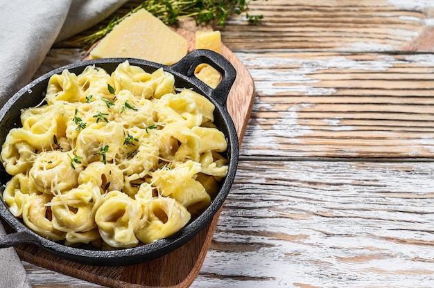 Ravioli di parmigiano in padella.