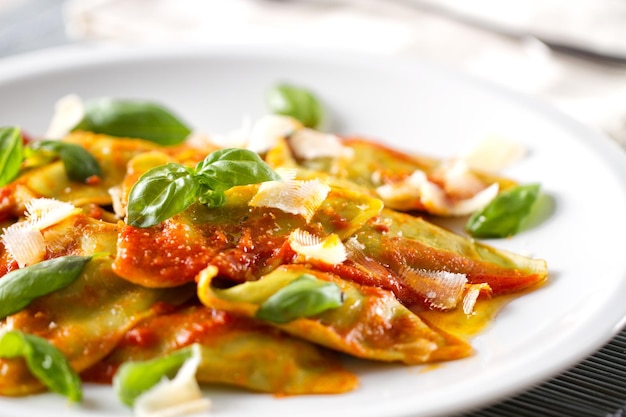 Ravioli di pasta con sugo di pomodoro olive e basilico