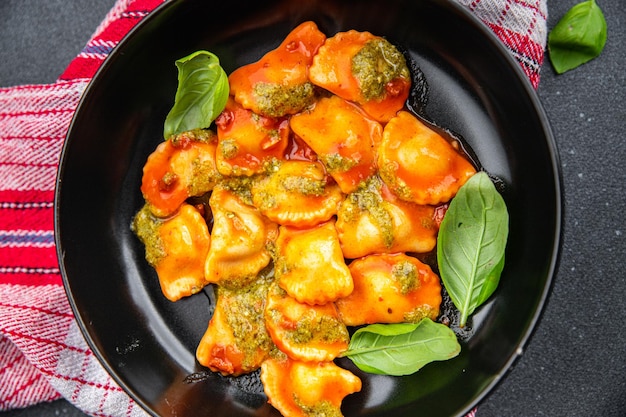 ravioli pestosaus tomatensaus gezonde maaltijd voedsel snack op tafel kopie ruimte voedsel achtergrond